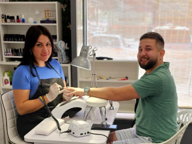 Servicio de uñas para hombres