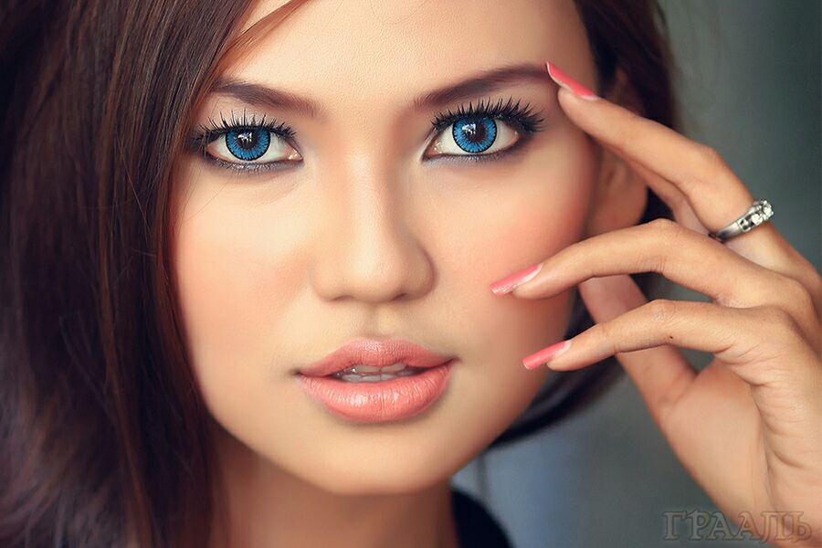 Maquillaje de día para morenas en el salón de belleza GRAIL