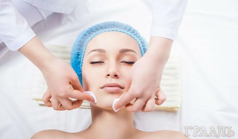 Manual facial cleansing at the Grail salon