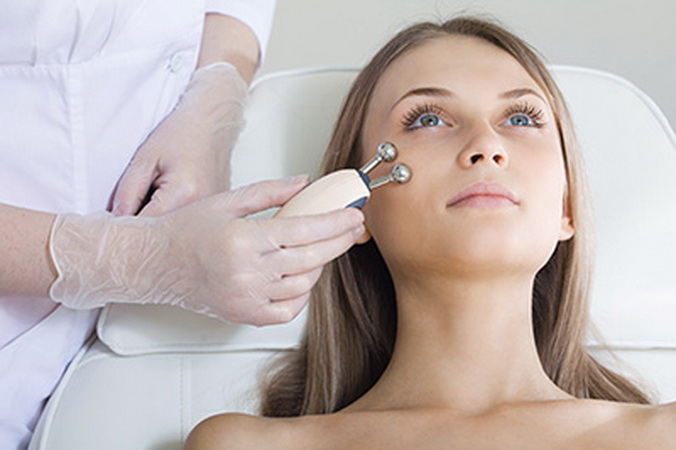 Microcurrents for the face in the Grail salon