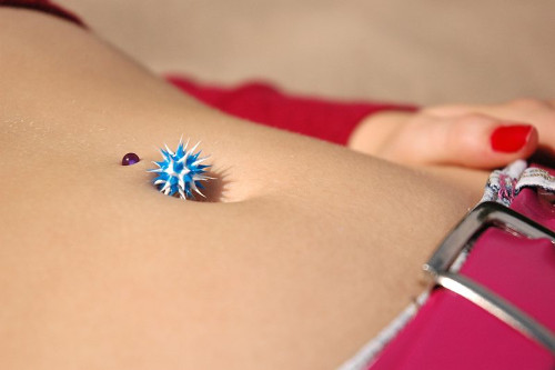 Piercing au nombril dans l'institut de beauté "GRAIL"